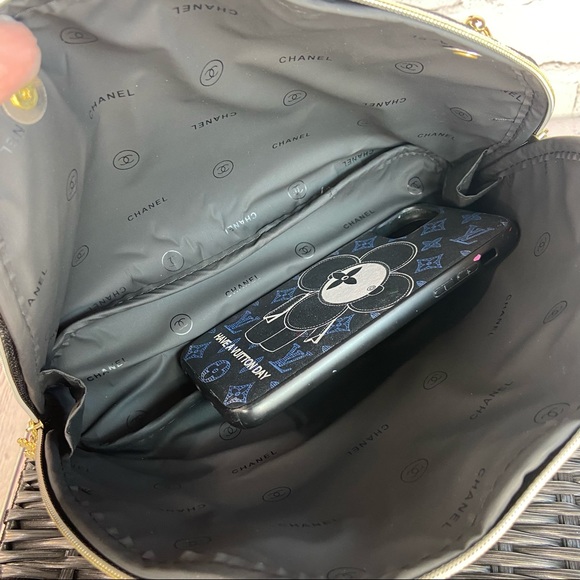 Chanel crossbody cosmetic bag from beauty line with handmade bag charm keychain - Picture 8 of 13